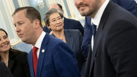 超微半导体公司(AMD)首席执行官苏姿丰(中)在沙特利雅得的王室宫廷等待会见沙特王储。