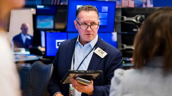 尾盘：道指上涨280点，特朗普关税遭质疑且AI交易复苏