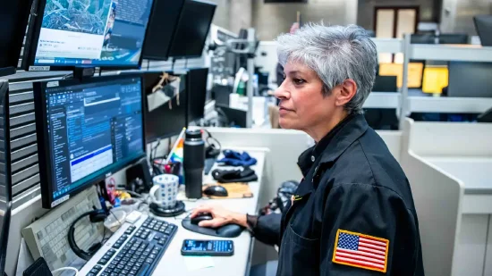 开盘：美股周四低开 市场AI交易与特朗普关税前景