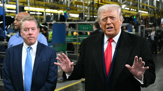 2026 年 1 月 13 日，美国密歇根州迪尔伯恩市，美国总统唐纳德・特朗普在福特汽车公司鲁日河工厂参观时，与福特执行董事长比尔・福特同台发言。