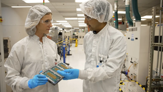2025 年 11 月 17 日，亚利桑那州钱德勒市英特尔先进封装厂区内，工程师施里帕德・戈卡莱向 CNBC 记者凯蒂・塔拉索夫展示至强劳动器芯片。