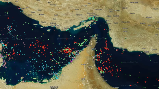 船舶交通数据截图显示，2026 年 4 月 13 日美国东部时间周一中午 12 点左右，霍尔木兹海峡航运状况。