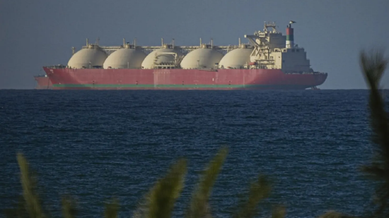  2026 年 4 月 8 日，阿曼，美伊就重新开放海峡达成两周临时停火协议后，船只通过霍尔木兹海峡的景象。