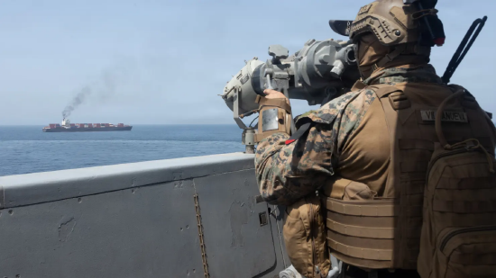 2026 年 4 月 20 日，美军在 “托斯卡号”（M/V Touska）商船附近的阿拉伯海巡逻。此前，美军向这艘悬挂伊朗国旗的船只开火，美方指控其试图违反美国在霍尔木兹海峡附近对伊朗港口实施的海上封锁。