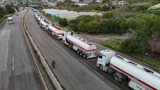 因霍尔木兹海峡封锁，伊拉克原油运输被迫改道，大批油罐车在叙利亚高速公路排起长队