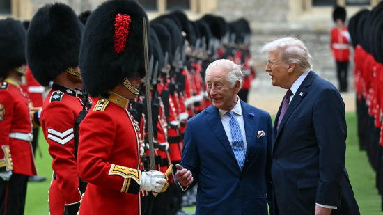 2025 年 9 月 17 日，英国温莎城堡四方庭院，美国总统特朗普对英国进行第二次国事访问期间，查尔斯三世与特朗普在检阅仪仗队时与冷溪近卫团士兵交谈。