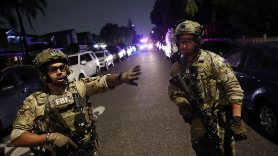 2026 年 4 月 26 日凌晨，加州托伦斯市，联邦调查局战术人员在嫌疑人住所附近清理调查现场，准备撤离。