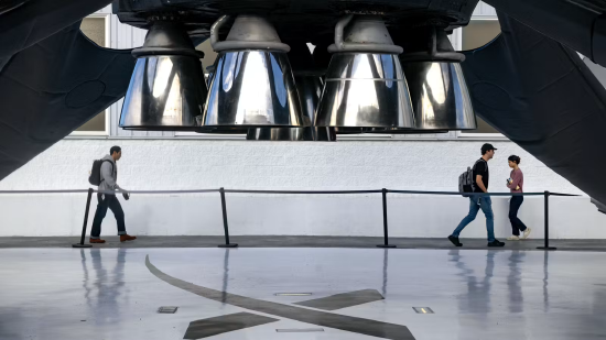 美国加州霍桑市 SpaceX 厂区外展出的猎鹰 9 号可回收火箭助推器