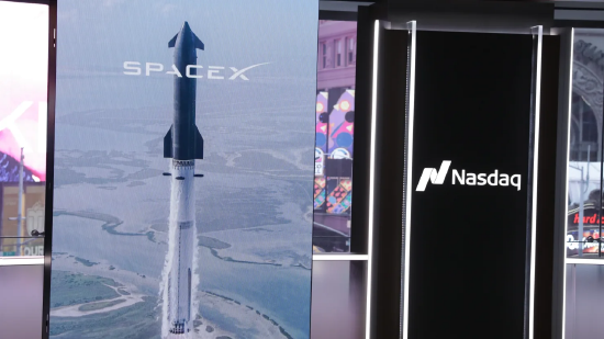2026 年 6 月 12 日，纽约纳斯达克交易广场竖起 SpaceX 上市宣传标识。