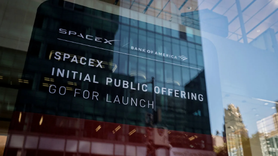2026 年 6 月 4 日，美国纽约美国银行大楼外竖起 SpaceX 上市宣传牌