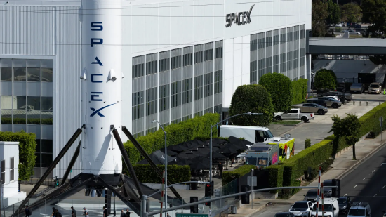 2026 年 4 月 23 日，美国加利福尼亚州霍桑市，SpaceX 厂区与一枚猎鹰 9 号火箭助推器。
