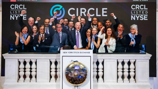 2025 年 6 月 5 日，全球头部稳定币发行商 Circle 互联网集团联合创始人兼首席执行官杰里米・阿莱尔、联合创始人肖恩・内维尔在纽约敲响纽交所上市开市钟。
