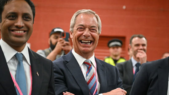 2025 年 5 月 2 日凌晨，英格兰西北部威德尼斯 DCBL 体育场，英国改革党领袖奈杰尔・法拉奇（中）庆祝本党候选人萨拉・波欣在朗科恩 - 赫尔斯比补选中胜出。由反移民激进人物奈杰尔・法拉奇领导的英国极右翼政党改革党，在 2025 年 5 月 2 日从执政党工党手中夺得一席，对时任首相基尔・斯塔默构成打击。朗科恩补选由工党相关事件引发，选情充满变数。