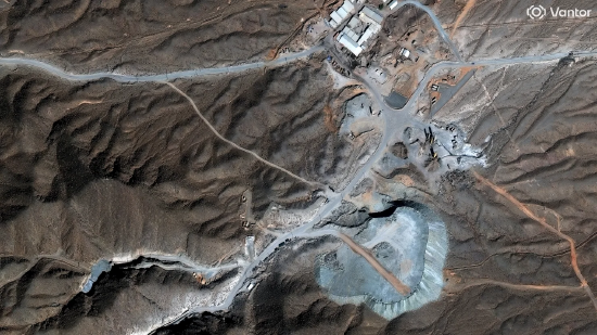 万托尔卫星图像，显示镐山纳坦兹核综合体周边隧道施工与大量弃土堆