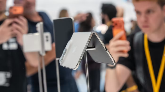 iPhone Duo 折叠双屏手机。