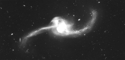 当两个星系发生碰撞时，如蟹状星云中的两个星系，具有完全不同成分和速度的恒星会结合在一起，形成一个大的宇宙天体。图片来源：美国太空网