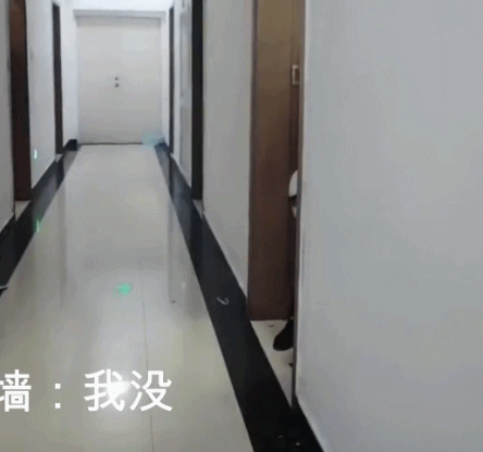 是墙先动的手！-搞笑gif动态图片 - izike-izike
