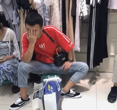 无论年龄，男人陪老婆逛街都一个表情-帅哥动态图片-gif动态图-izike