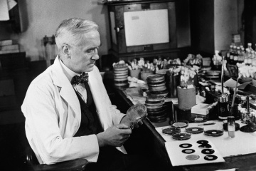 细菌学家亚历山大·弗莱明爵士在1928年偶然发现了青霉素