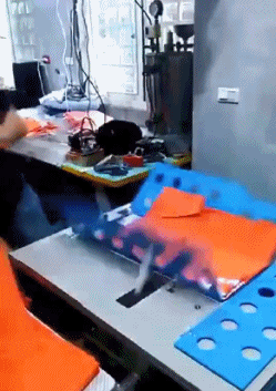 叠衣服也有自动化的了，厉害-搞笑gif动态图片-izike