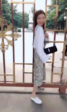 据说只有好身材的小姐姐才能过来-搞笑gif动态图片-izike
