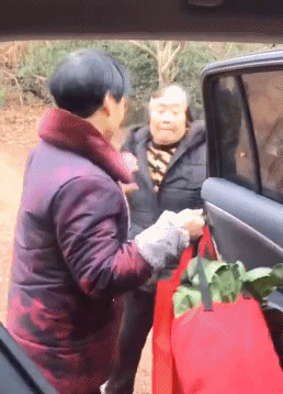 走亲戚经典戏码-搞笑gif动态图片-izike