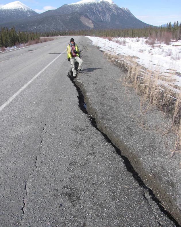 研究人员多雷在加拿大道路上观察到的裂缝。