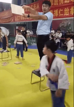 看一次乐一次，当个教练不容易啊-搞笑gif动态图片-izike