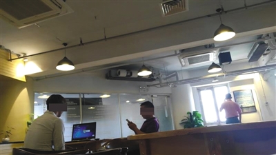 中关村创业大街昊海楼7层，硅谷汇公司负责人董先生（右）正在面试应聘者，求职者获聘将被送往菲律宾从事网络赌博业务。 新京报记者 摄