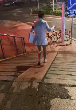 吃货的尊严吧-搞笑gif动态图片-izike