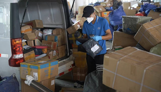 快递小哥正在装车,准备派送。来源:中通