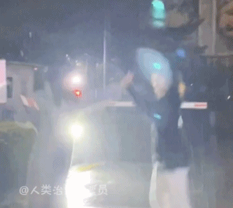 好姐妹雨里手拉手跳舞-搞笑gif动态图片-izike