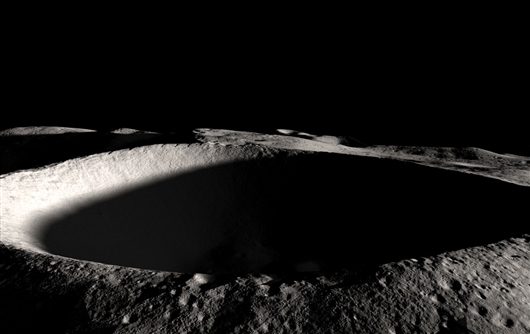 月球上的沙克尔顿环形山，因太阳永远照不到此处，其中可能有冰。图片来源：美国宇航局/戈达德太空飞行中心