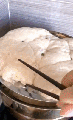 你这蒸的不是馒头，是钟乳石吧～～-搞笑gif动态图片-izike
