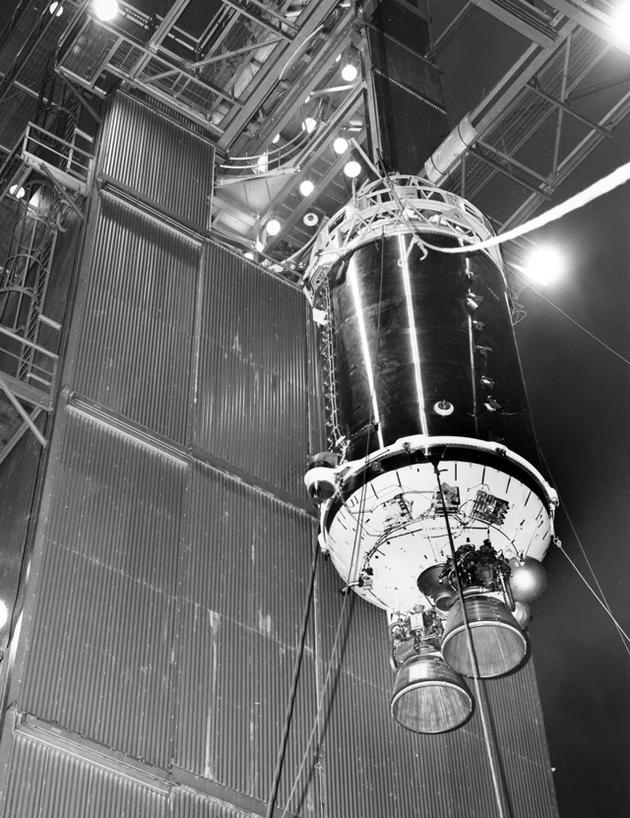 这张1964年的老照片展示了即将对接宇宙神火箭的半人马号末级火箭。两年后，一枚相似的半人马号火箭曾用于勘测者2号航天器的发射。这枚火箭如今被称为2020 SO，现在是地球的一颗新的临时迷你月亮。