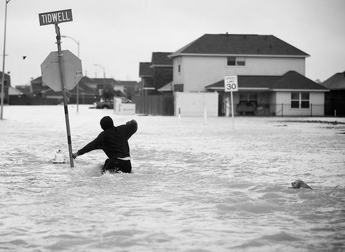飓风哈维及其带来的暴雨持续多日，淹没了美国休斯敦等许多城市。图片来源：Joe Raedle/Getty