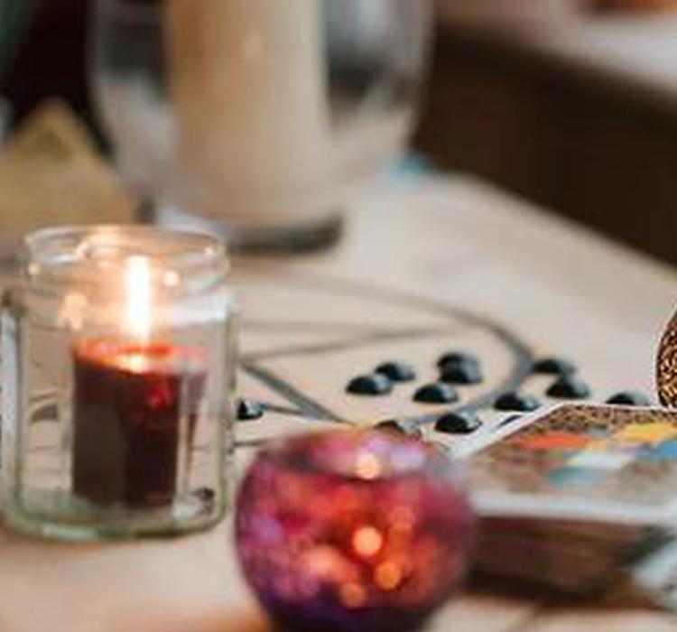 年轻人痴迷的玄学，是一门好生意吗？