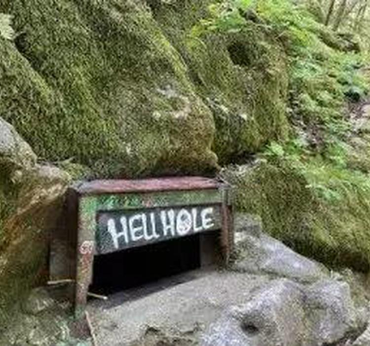 地狱洞窟的入口不过是深山底部的一个小洞，谁能想到其延绵百尺深入地下。（来源：SWED Squad）