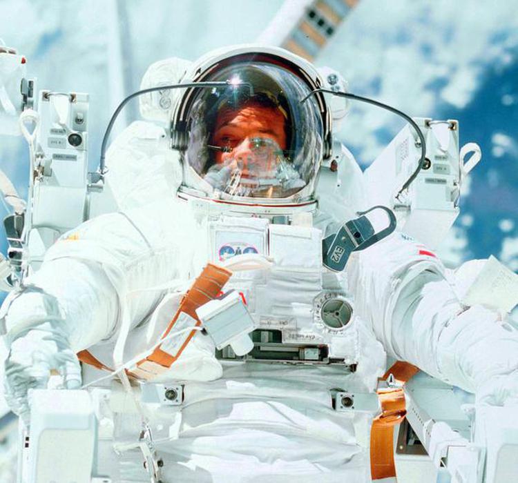  What was the experience of human's first space walk without tether?