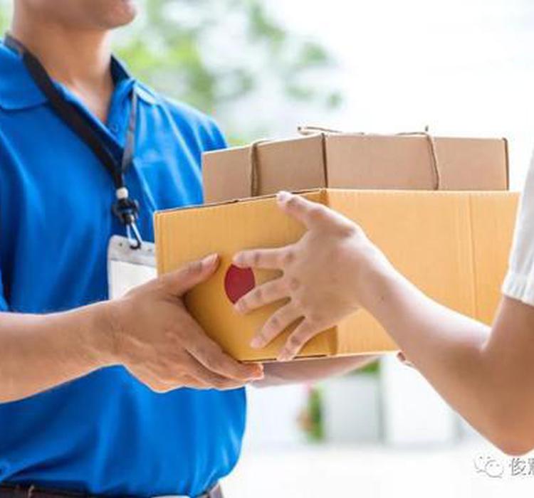 “送货上门”变“送货进柜”：快递凭啥不上门？违反啥法？该担何责？