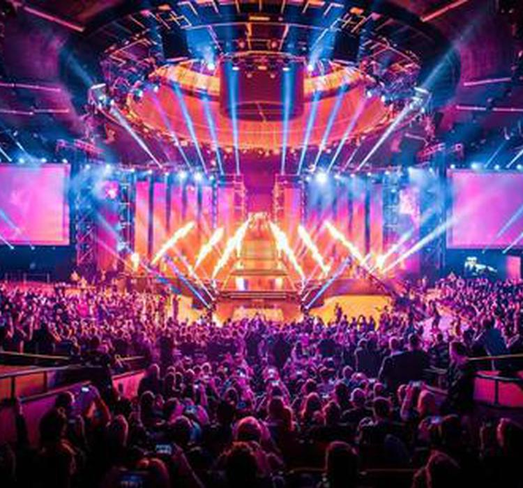 为什么越来越多的电竞选手转型去当主播？