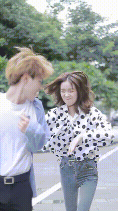 闺蜜情就是这么和谐-搞笑gif动态图片-izike