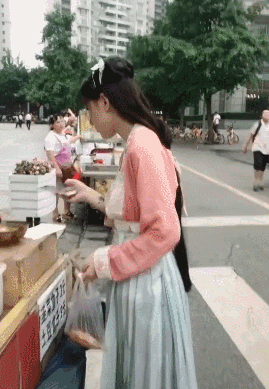 这位兄台，你也来买煎饼啊-搞笑gif动态图片 - izike-izike