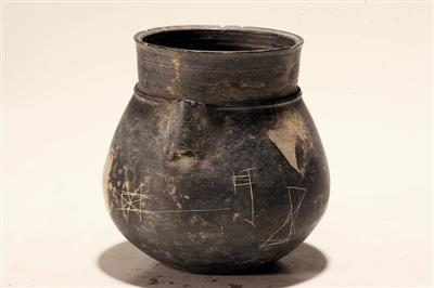 •新石器时代良渚文化陶器表面的刻画符号