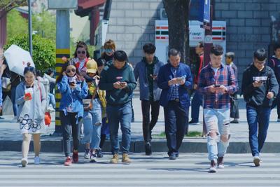 交通事故频发，日本大和市拟禁止行人走路时看手机