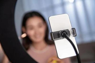 一年打赏网络主播200亿，他们纳了多少税？委员：公示逃税名单