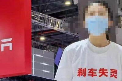 特斯拉车主应该在车里，不该在车顶