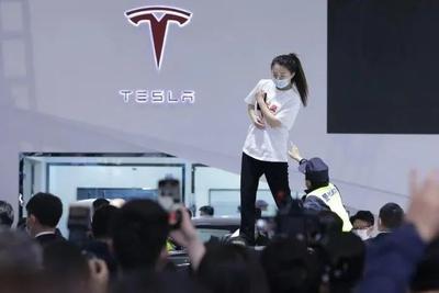 车主大闹展台，特斯拉副总裁为何拒绝妥协？