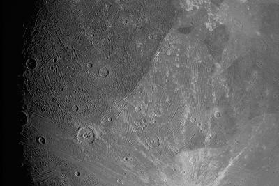NASA“朱诺号”探测器发回太阳系最大卫星“木卫三”惊人新画面
