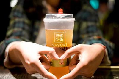 一场"相亲"成就茶饮第一股，创始人夫妇身价逾210亿港元|奈雪的茶|上市 - Vimarsana News